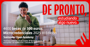 chico en cocina comiendo una tostada y viendo un libro