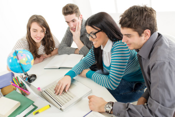 cuatro jovenes delante de un portatil