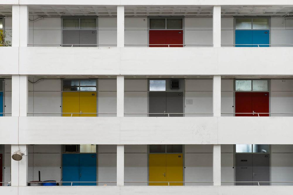Imagen representativa del  Máster en Contratación Pública Local en la que aparece un edificio con puertas de colores
