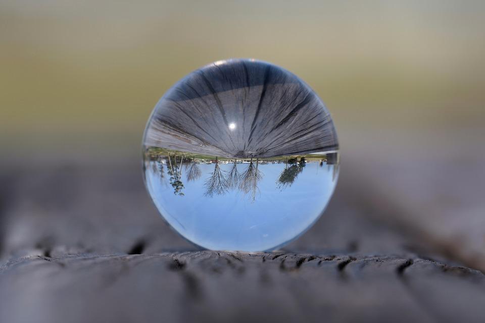 Imagen en la que aparece una bola de cristal