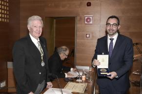 El profesor Rubén Vera Rodríguez recibe una medalla de la Real Academia de Ingeniería en la Convocatoria de Premios Jóvenes Investigadores 2022.