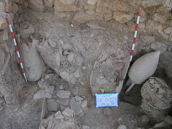 Ánforas ibero-púnicas y Ánfora greco-itálica en proceso de excavación de la habitación trapezoidal. 