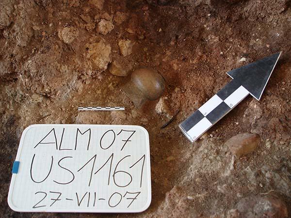 Material cerámico- vaso caliciforme- en proceso de excavación