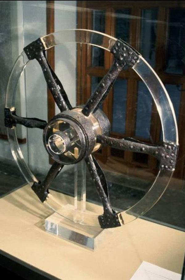 Reconstrucción de rueda de carro ibérico procedente de la cámara de Toya. Museo de Jaén