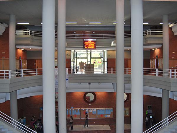 Reprografía y Entrada del Edificio Principal de la Facultad