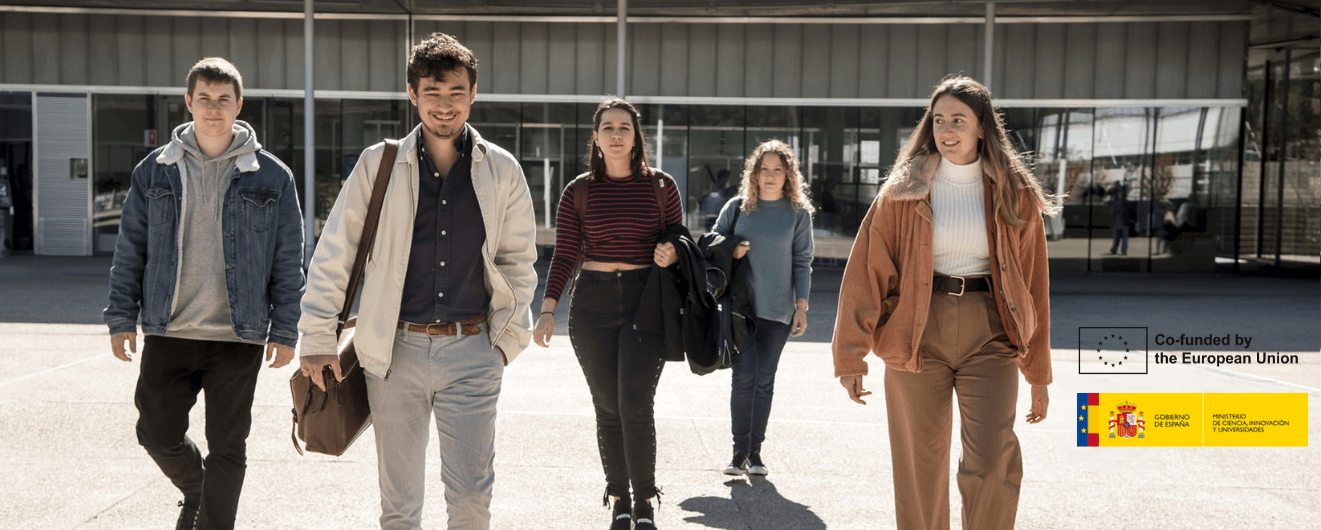 Imagen que muestra a cinco estudiantes, dos chicos y tres chicas, caminando por la Plaza Mayor de la UAM