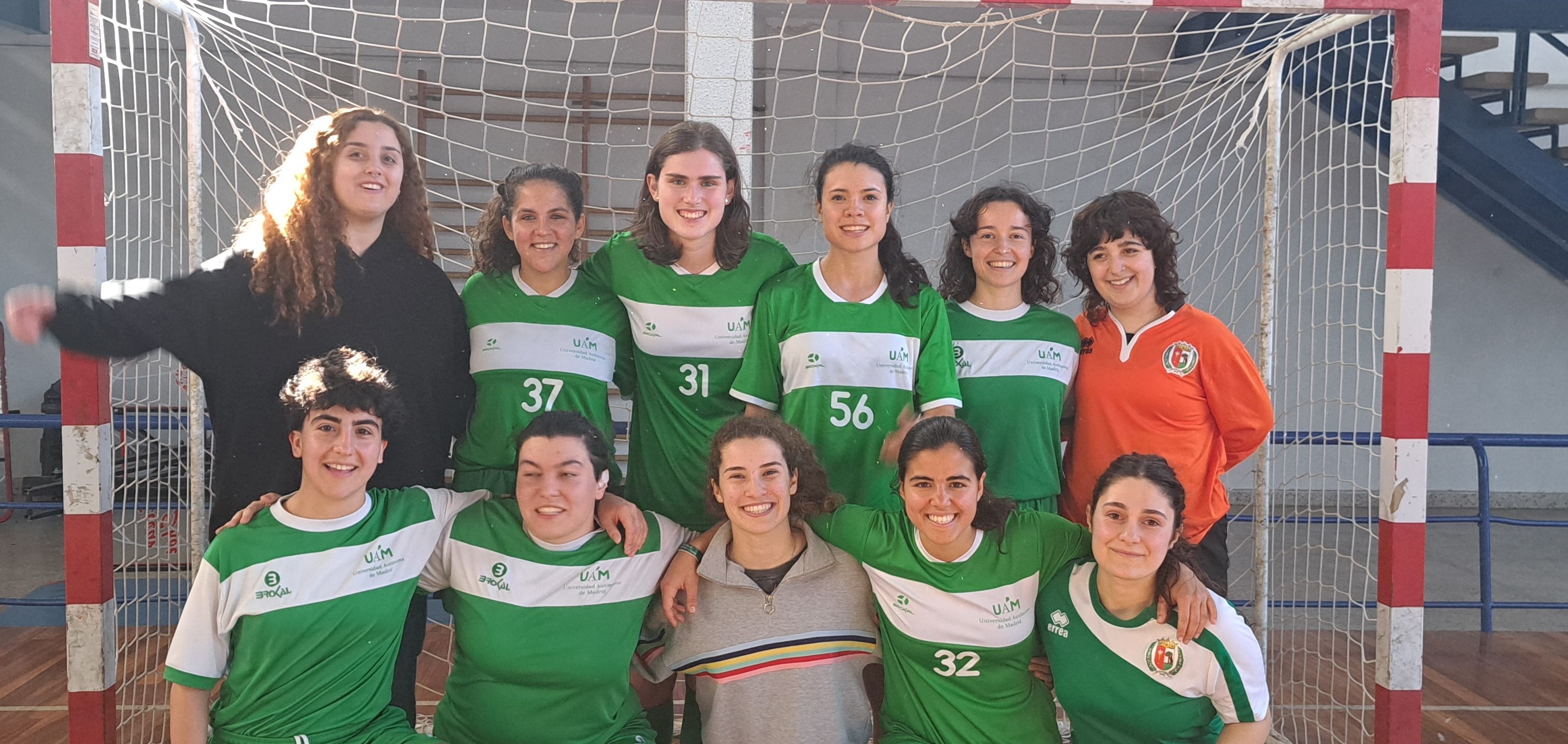 Foto de los jugadores y entrenadora del equipo de Fútbol-sala Femenino UAM. Curso 23-24