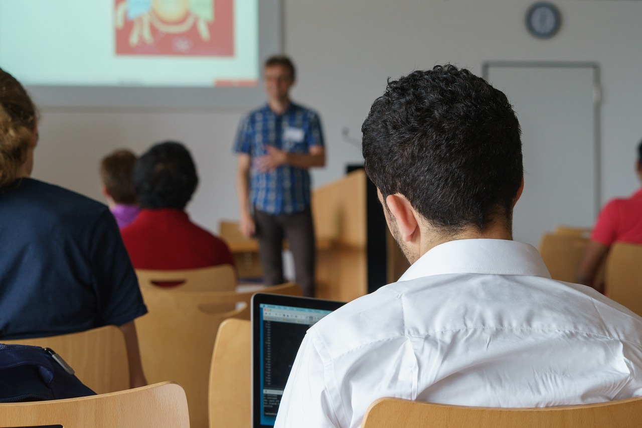 Profesor impartiendo clase 