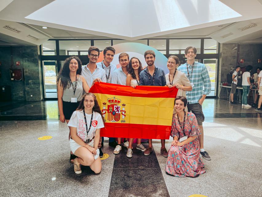 Participantes sujetando la bandera de España