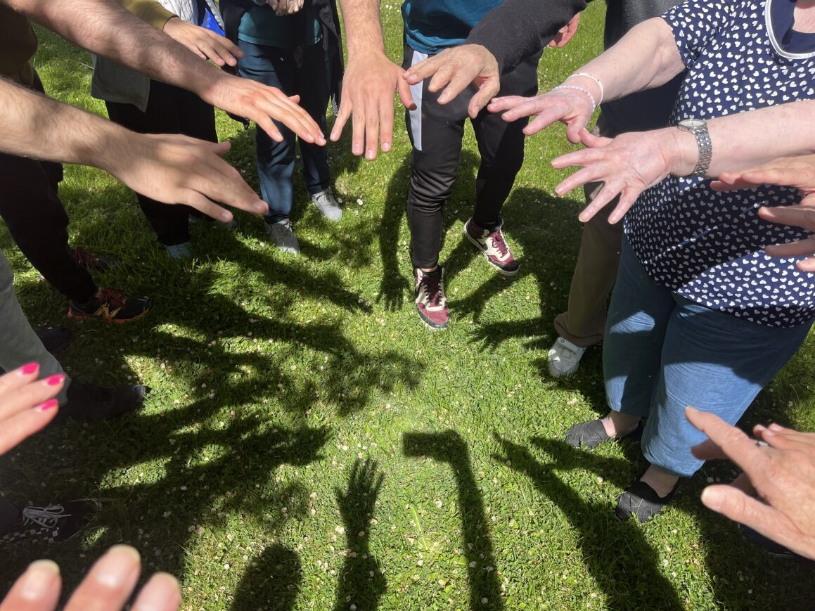 Grupo de personas enseñando las manos