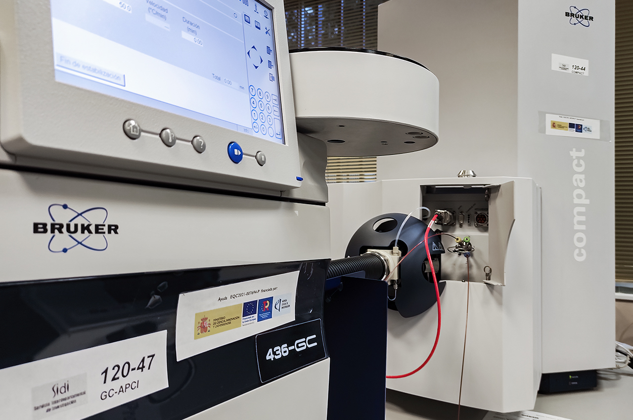 Espectrómetro de alta resolución con analizador Q-TOF y fuentes de ionización Electrospray y APCI