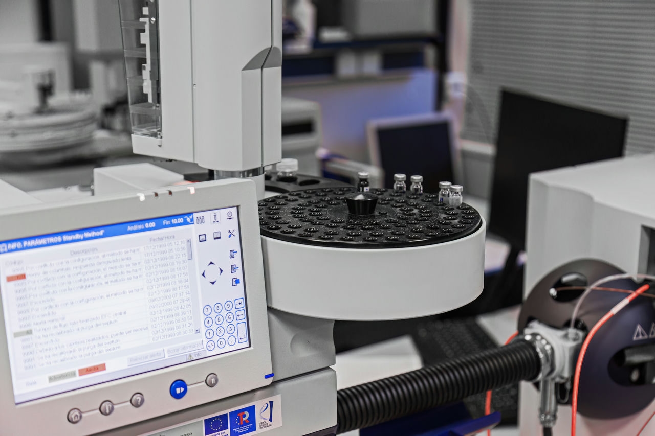 Espectrómetro de alta resolución con analizador Q-TOF y fuentes de ionización Electrospray y APCI