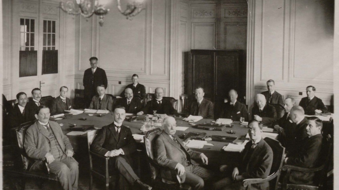 Fotografía del comité de expertos sentados alrededor de una mesa