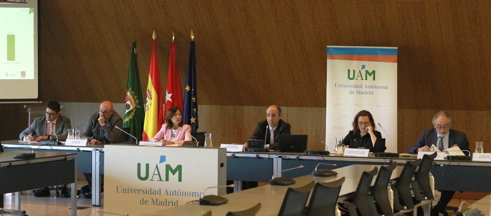 El vicerrector de Estudiantes y Empleabilidad de la UAM, Javier Oubiña, en el centro, durante la rueda de prensa. Le acompañan representantes de las universidades públicas y de la Comunidad de Madrid. / UAM