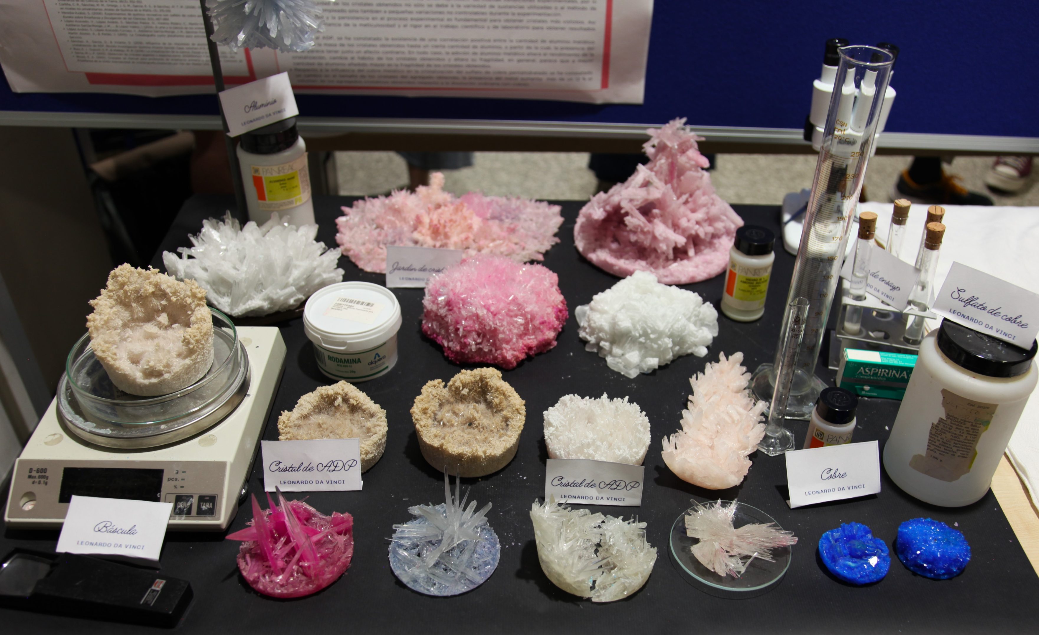 Cristales e instrumentos experimentales sobre una mesa