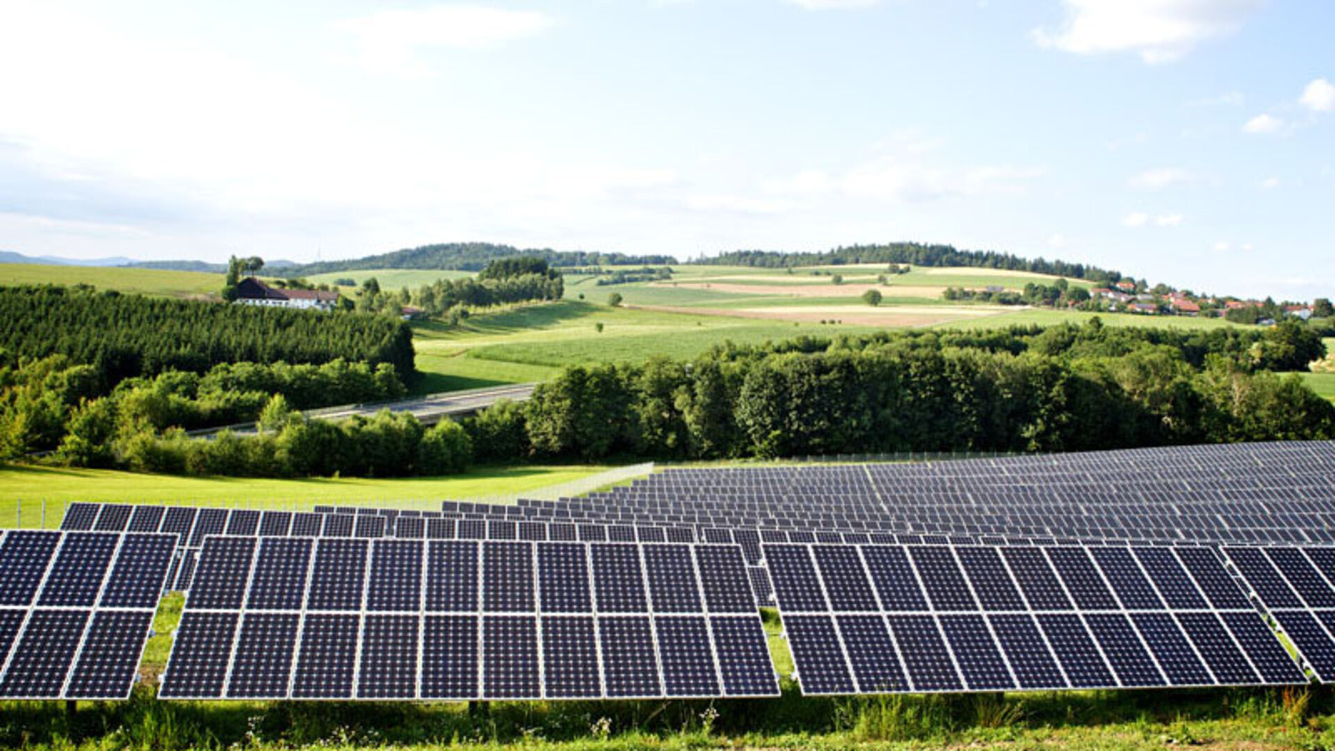 Fotografía de una planta solar fotovoltaica en un paisaje agrario mixto deCentroeuropa