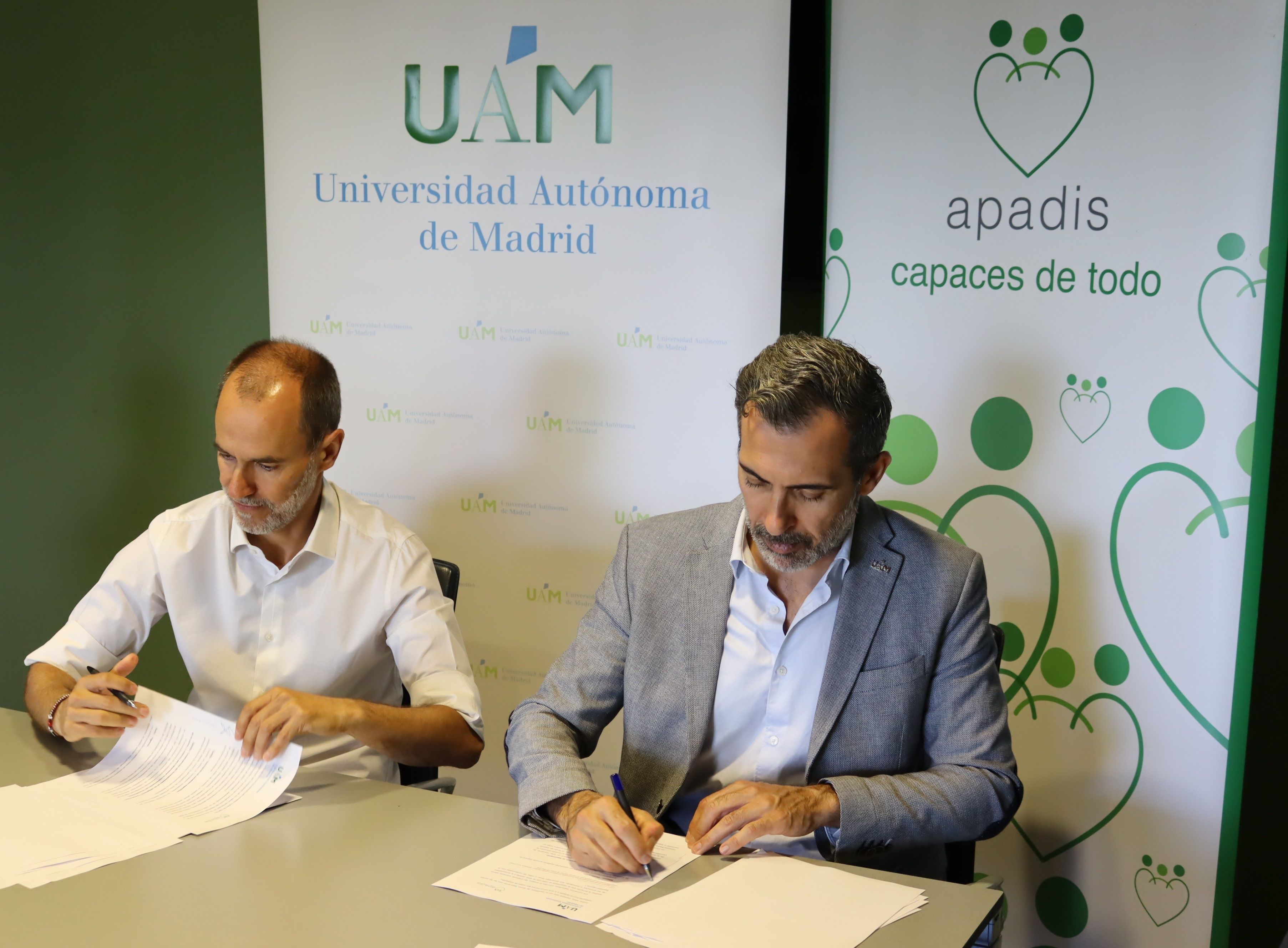 De izquierda a derecha: Miguel Ángel Jiménez, director general de APADIS, y Santiago Palacios, vicerrector de Estudios de Grado de la UAM.