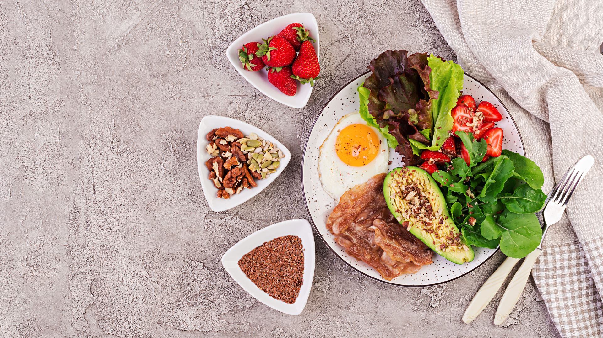 Plato de comida alto en proteínas