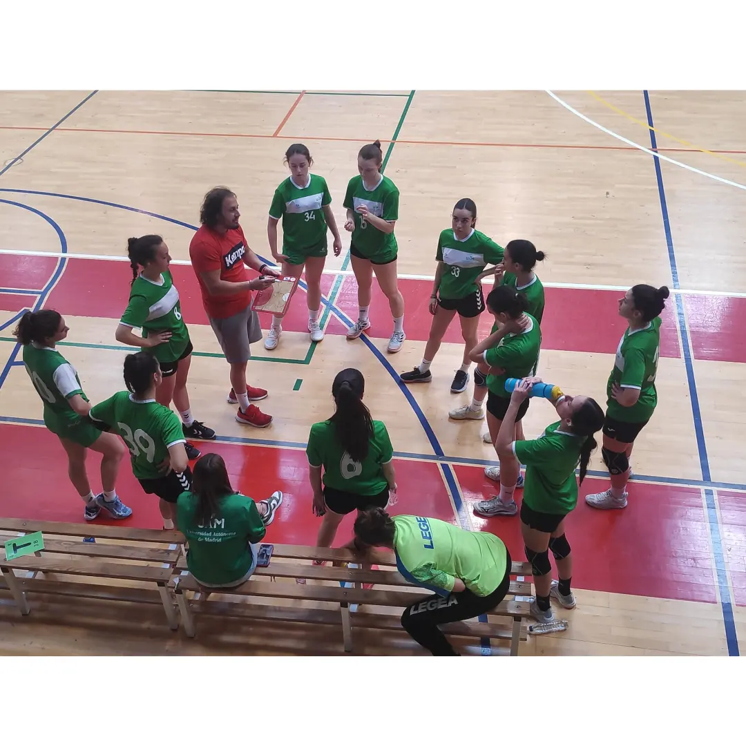 Foto de las jugadoras y entrenador del equipo Balonmano femenino. Curso 22-23