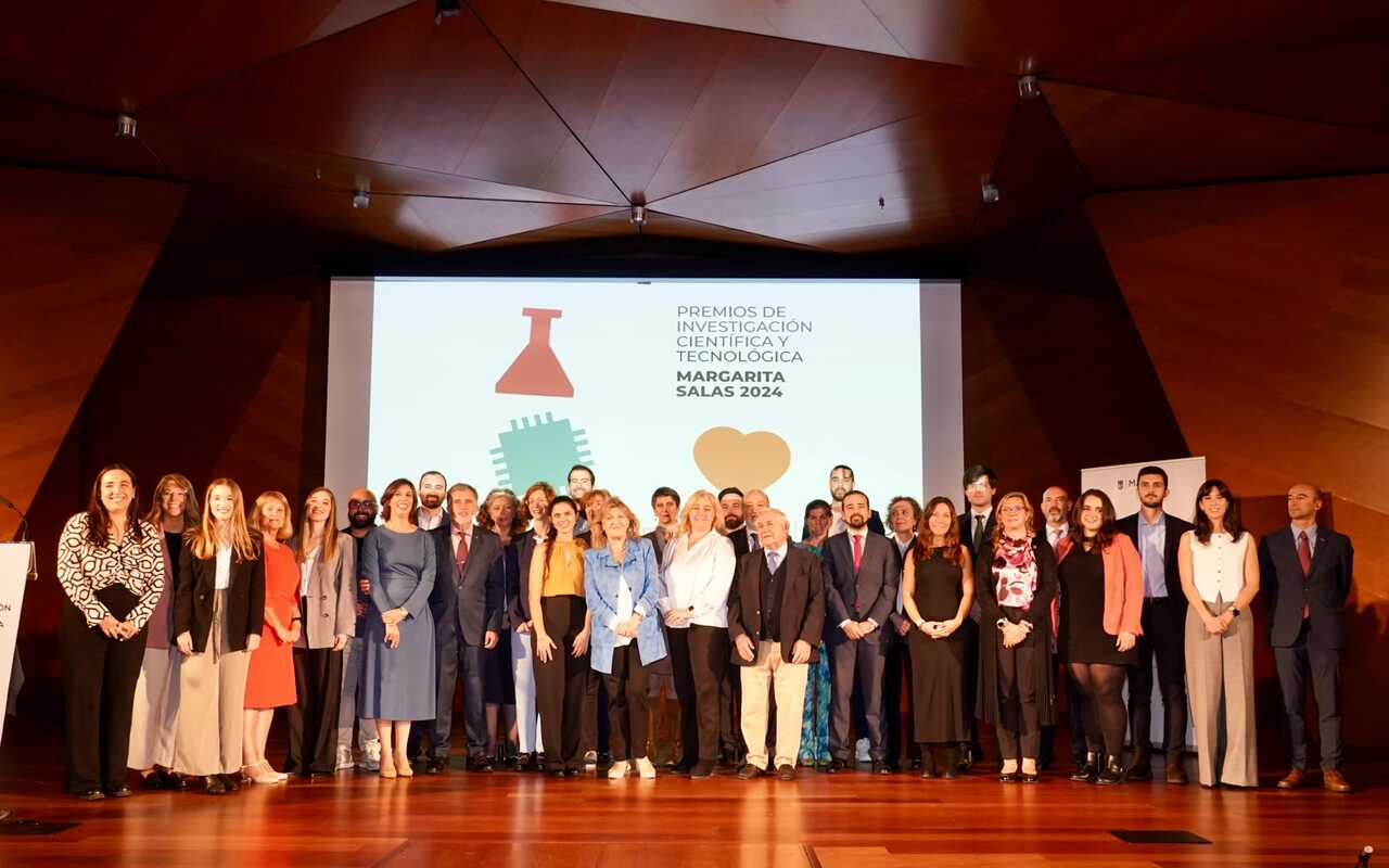 Foto de familia de los galardonados y autoridades en la gala de entrega de los ‘Premios de Investigación Científica y Tecnológica Margarita Salas 2024’. / Ayuntamiento de Madrid