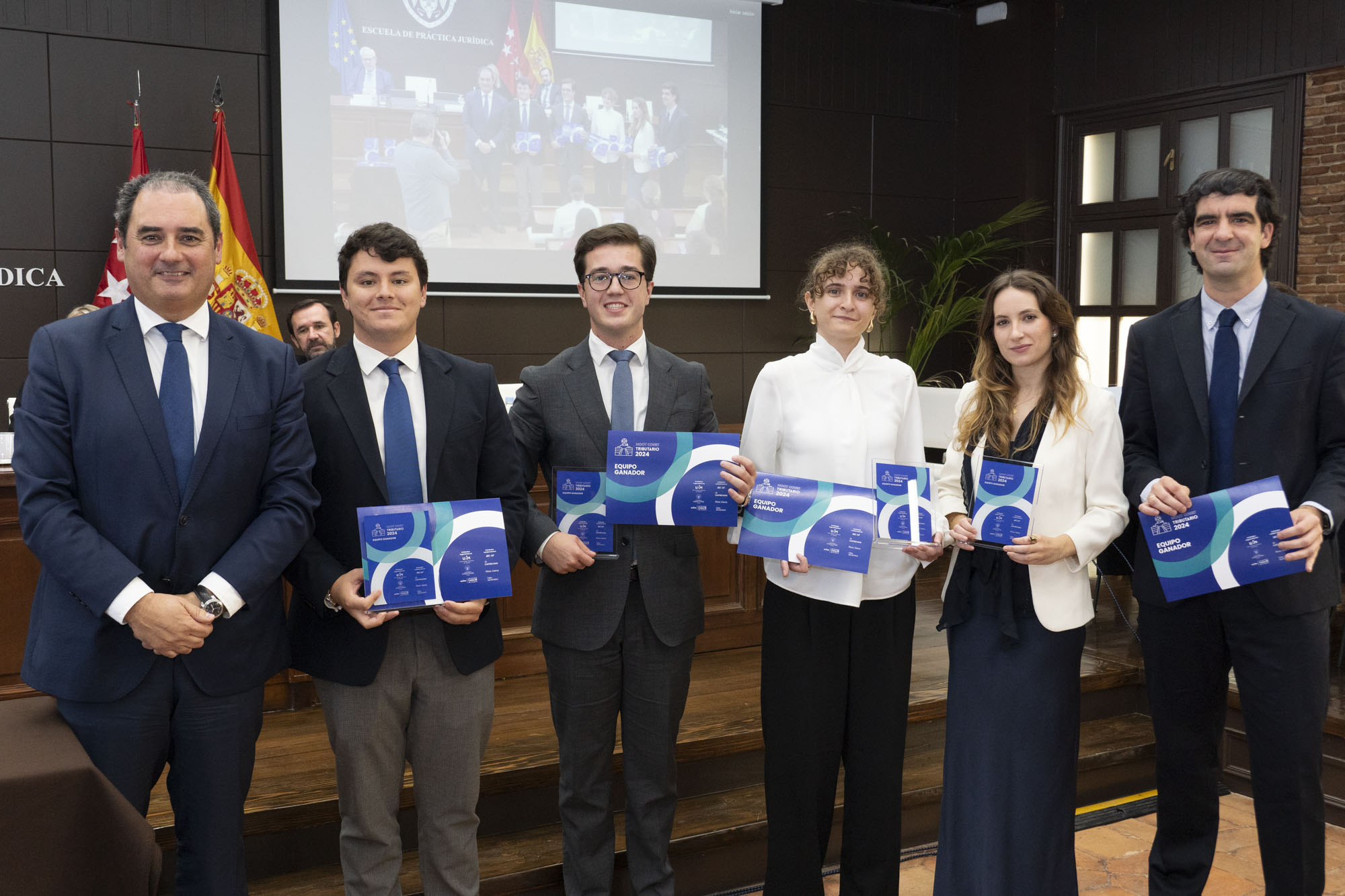 José Manuel Almudí Cid, director de la Escuela de Práctica Jurídica; los estudiantes de Derecho de la UAM que forman el equipo ganador (Alejandro Rey, Samuel García, Lucía Alonso y Sofía Jiménez); y el coach y profesor de Derecho Financiero y Tributario, Domingo Jesús Jiménez-Valladolid, tras recibir el Primer Premio del Moot Court de Derecho Tributario 2024. / MCDT