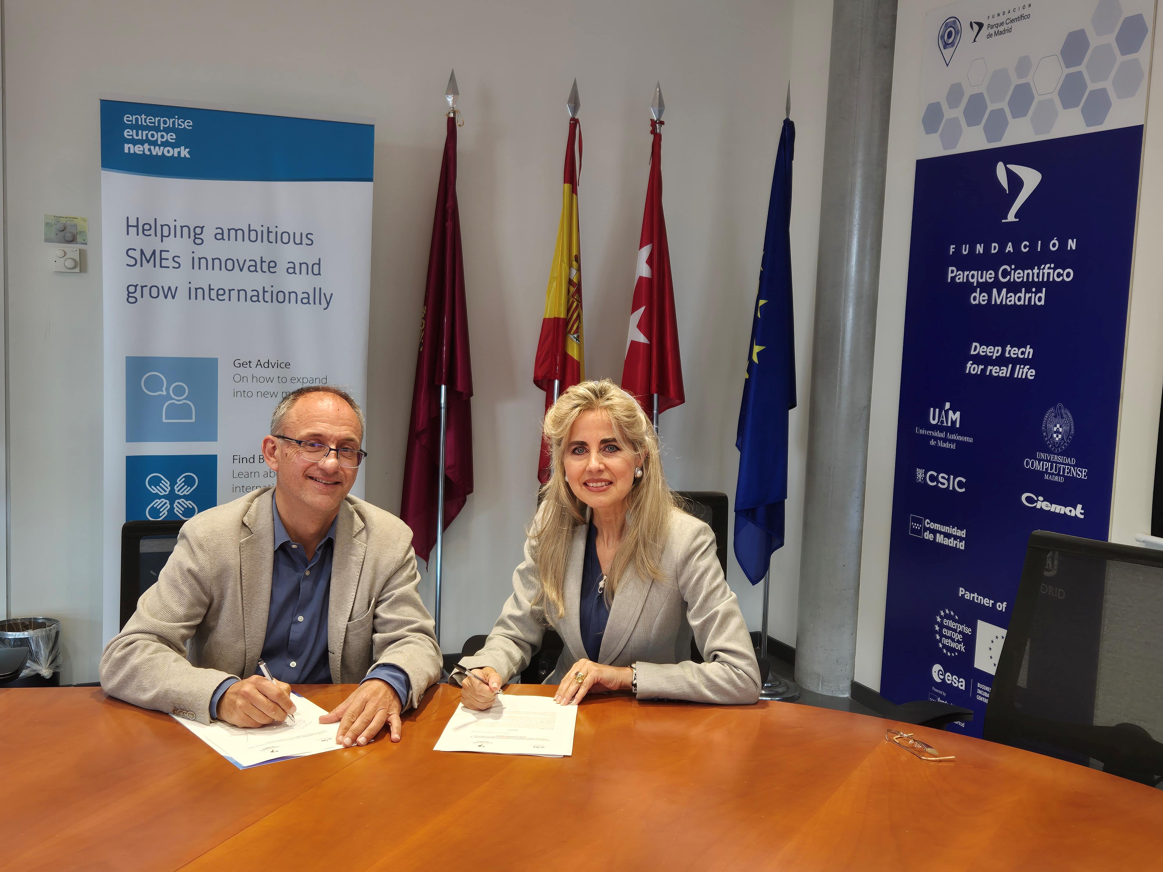 De izquierda a derecha: Félix Zamora, vicerrector de Transferencia, Innovación y Cultura de la UAM y Marta del Castillo Vázquez, directora general de la FPCM durante la firma del convenio para apoyar el emprendimiento científico-tecnológico, en las instalaciones del Parque Científico de Madrid.