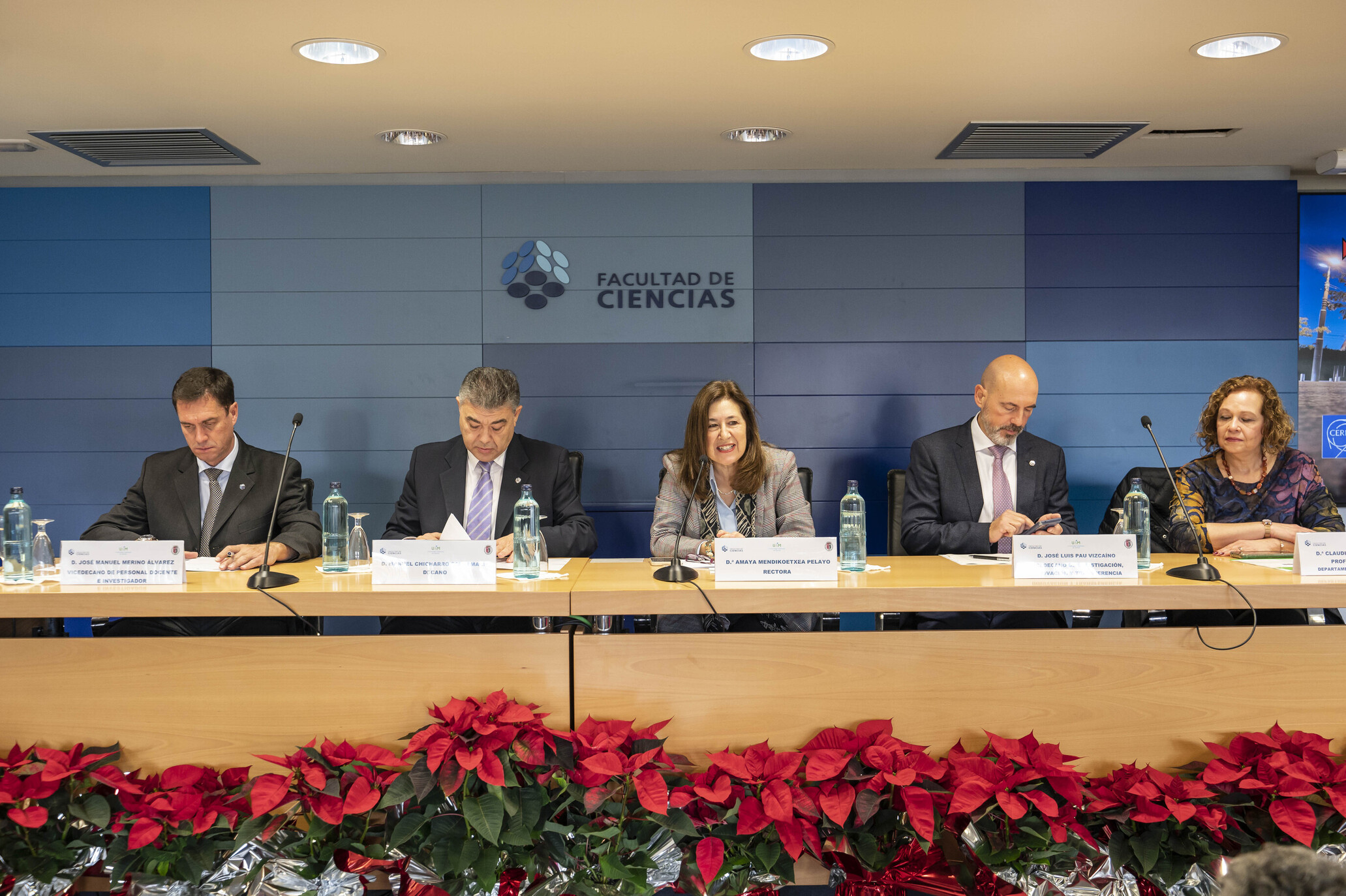 La rectora Amaya Mendikoetxea (en el centro), preside la celebración de San Alberto Magno en la Facultad de Ciencias. De izquierda a derecha, José Manuel Merino, vicedecano de PDI; el decano de la Facultad de Ciencias, Manuel Chicharro; el vicedecano de Investigación, Innovación y Transferencia de la Facultad de Ciencias, Jose Luis Pau; y la profesora titular del Departamento de Física Teórica, Claudia Beatriz Glasman Kuguel. / UAM 