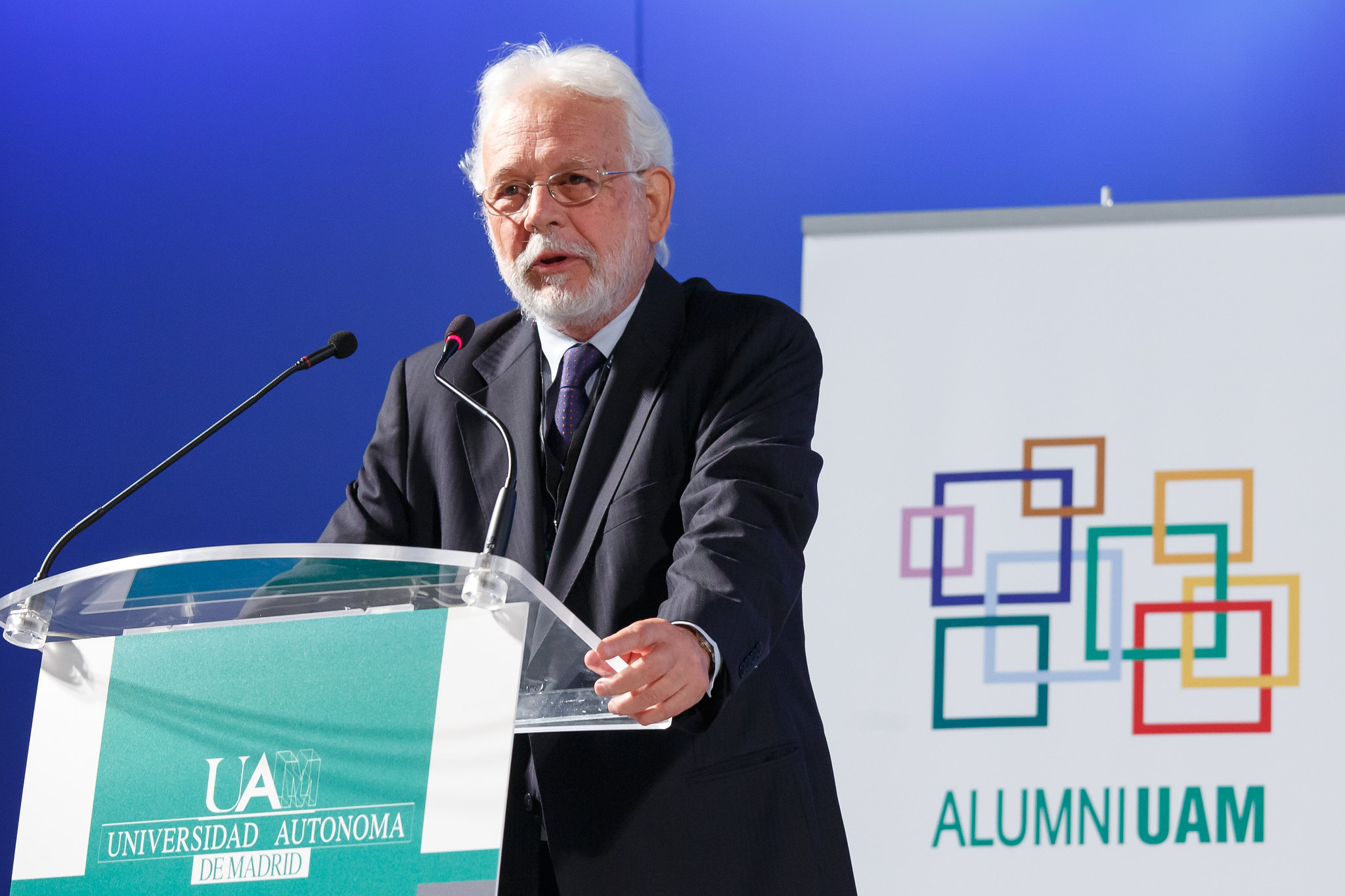 El catedrático emérito de Física, Fernando Flores Sintas, durante su discurso tras recibir el Premio AlumniUAM en 2016. / FUAM