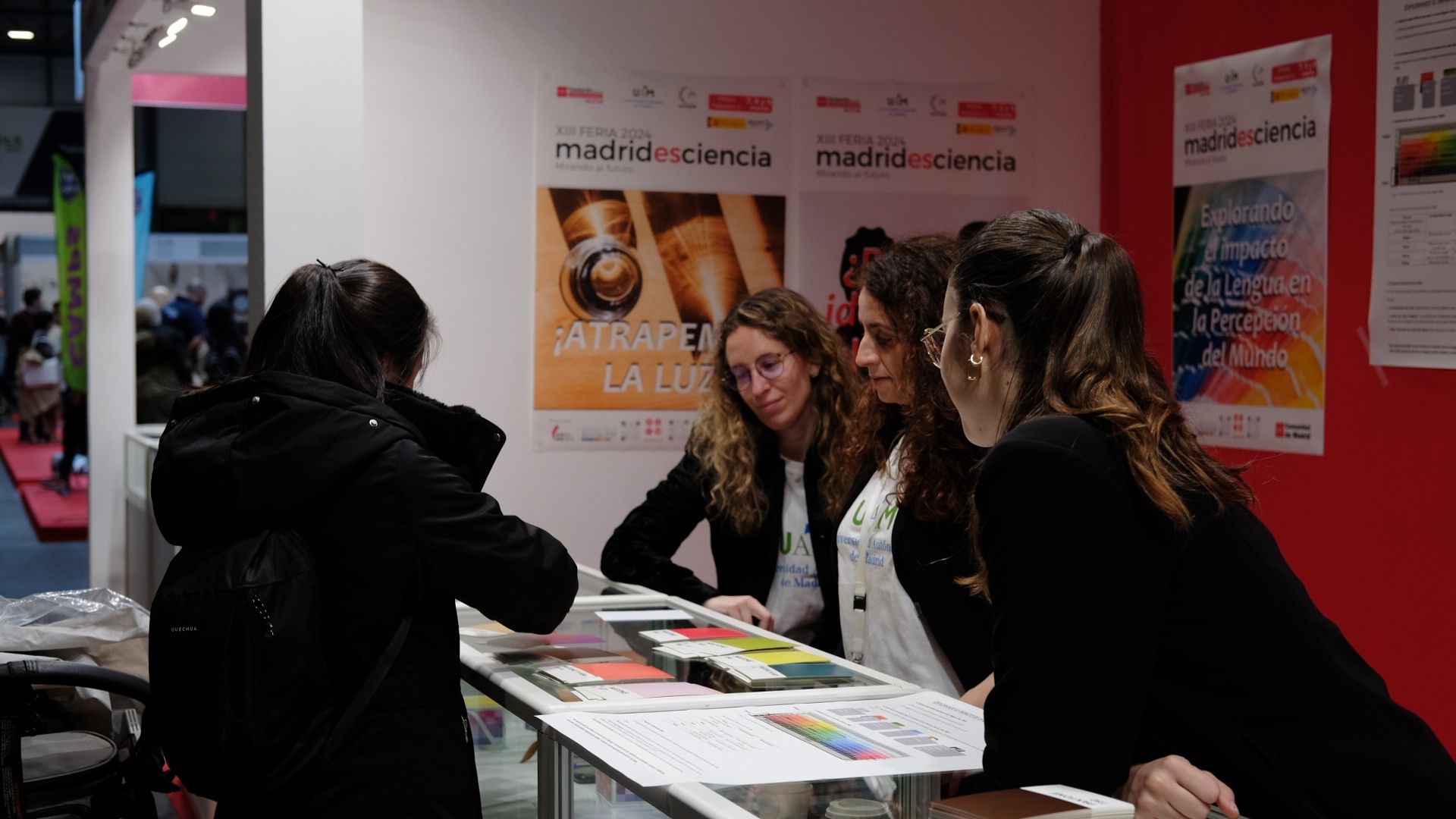 IMAGEN DE INVESTIGADORAS HACIENDO DIVULGACIÓN EN LA FERIA MADRID ES CIENCIA 2024