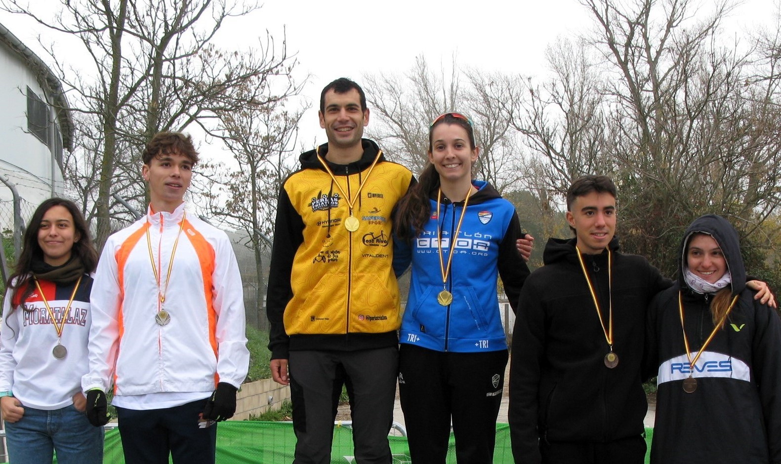 Clasificados y clasificadas en la modalidad Comunidad UAM en el XXXV Cross celebrado en el Monte de Valdelatas. / SEFYD