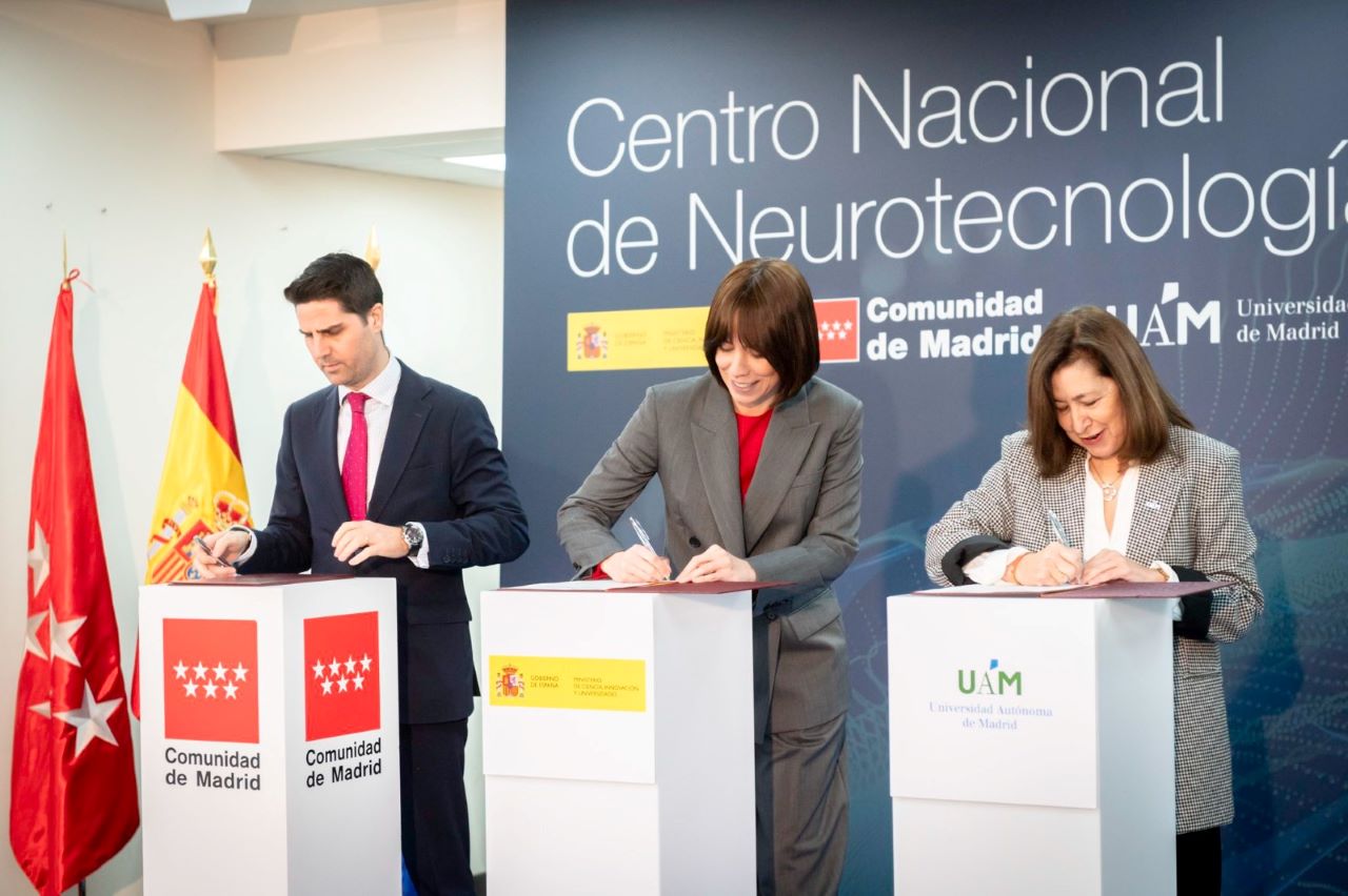 De izquierda a derecha, el consejero de Educación, Ciencia y Universidades de la Comunidad de Madrid, Emilio Viciana; la ministra de Ciencia, Innovación y Universidades, Diana Morant, y la rectora Amaya Mendikoetxea, en el momento de la firma del convenio.