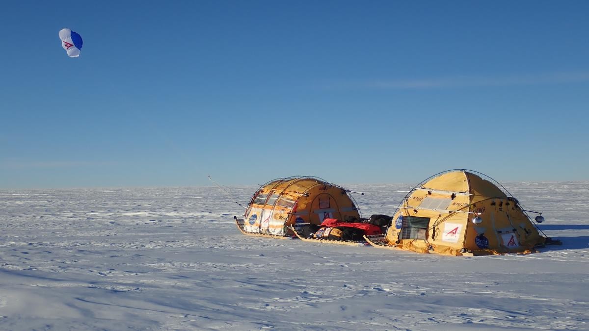 Trineo de Viento (WindSled) propulsado por el viento en la Meseta Antártica.