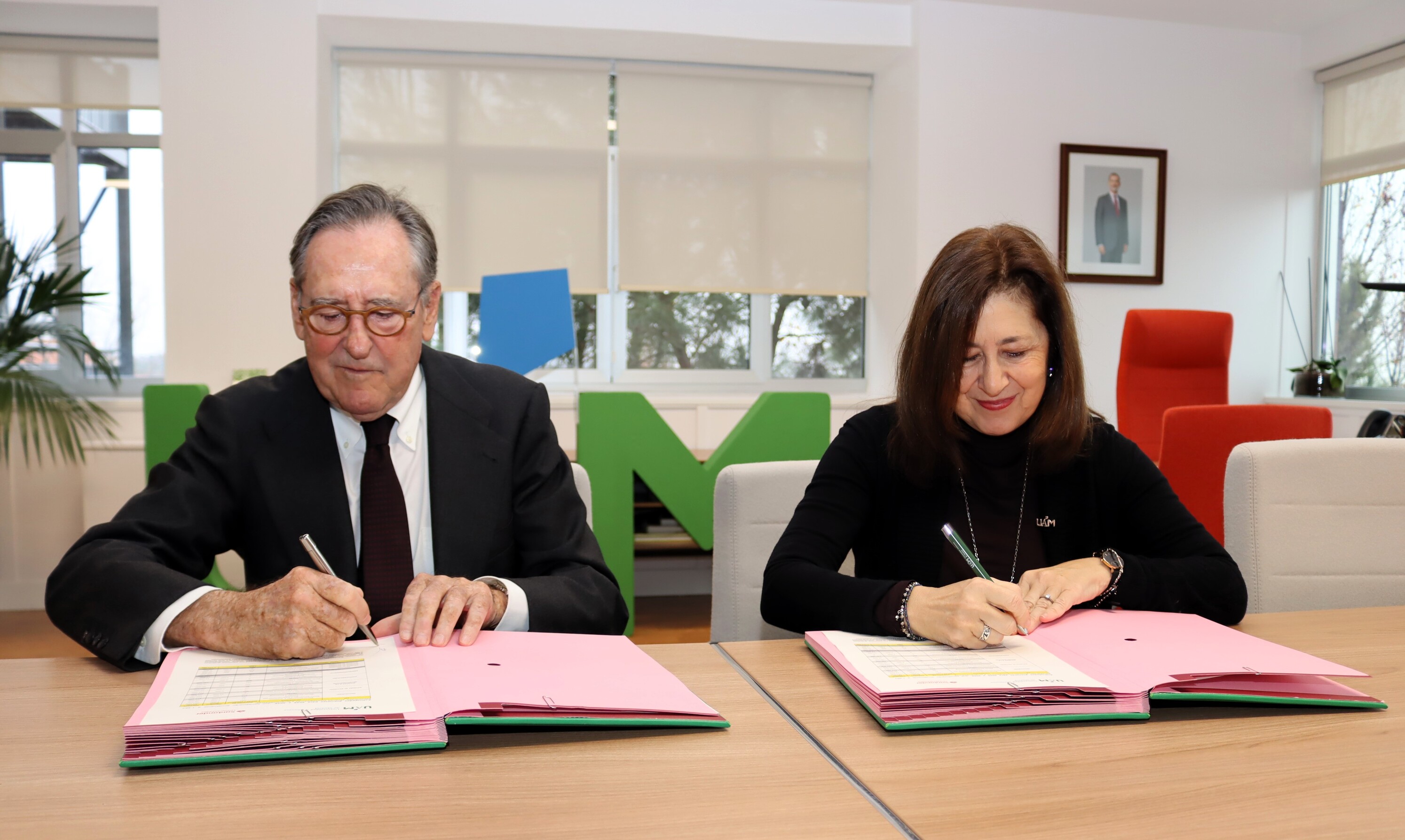 El presidente de Santander Universidades, Matías Rodríguez Inciarte, y la rectora Amaya Mendikoetxea, durante la firma del convenio entre la UAM y Santander Universidades. / UAM