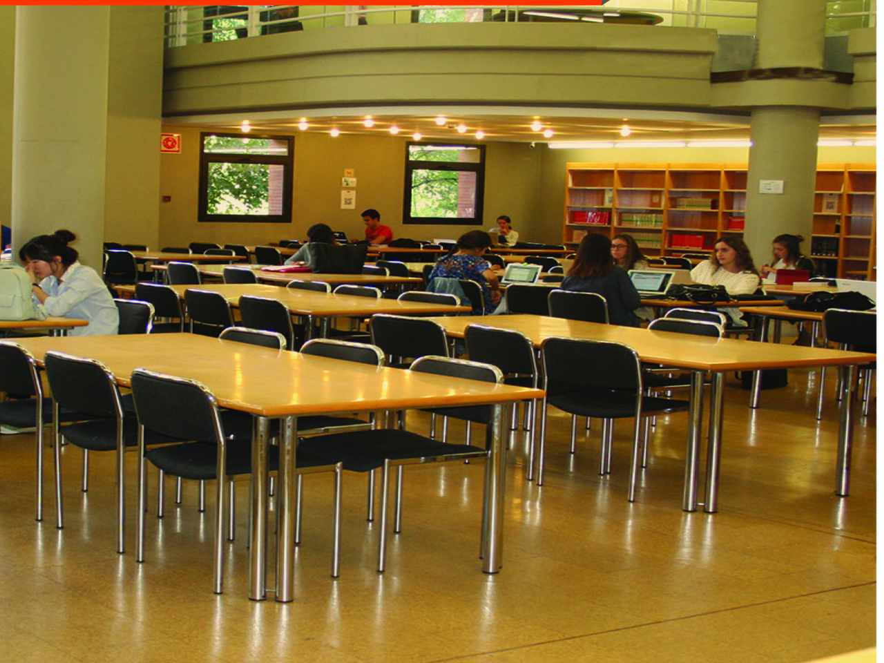 Visión de una biblioteca con varios estudiantes.