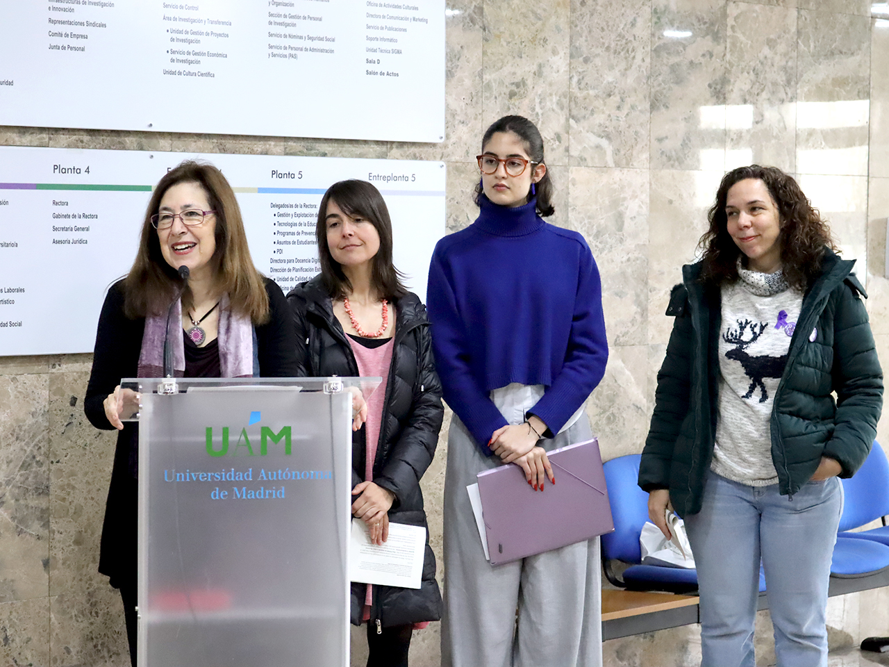 La rectora Amaya Mendikoetxea junto a Helena González, Paula Castillo y Rita Pérez, representantes de PDI, Estudiantes y PTGAS respectivamente, han dado lectura al manifiesto de Crue con motivo del 8M en la UAM. / UAM. / UAM