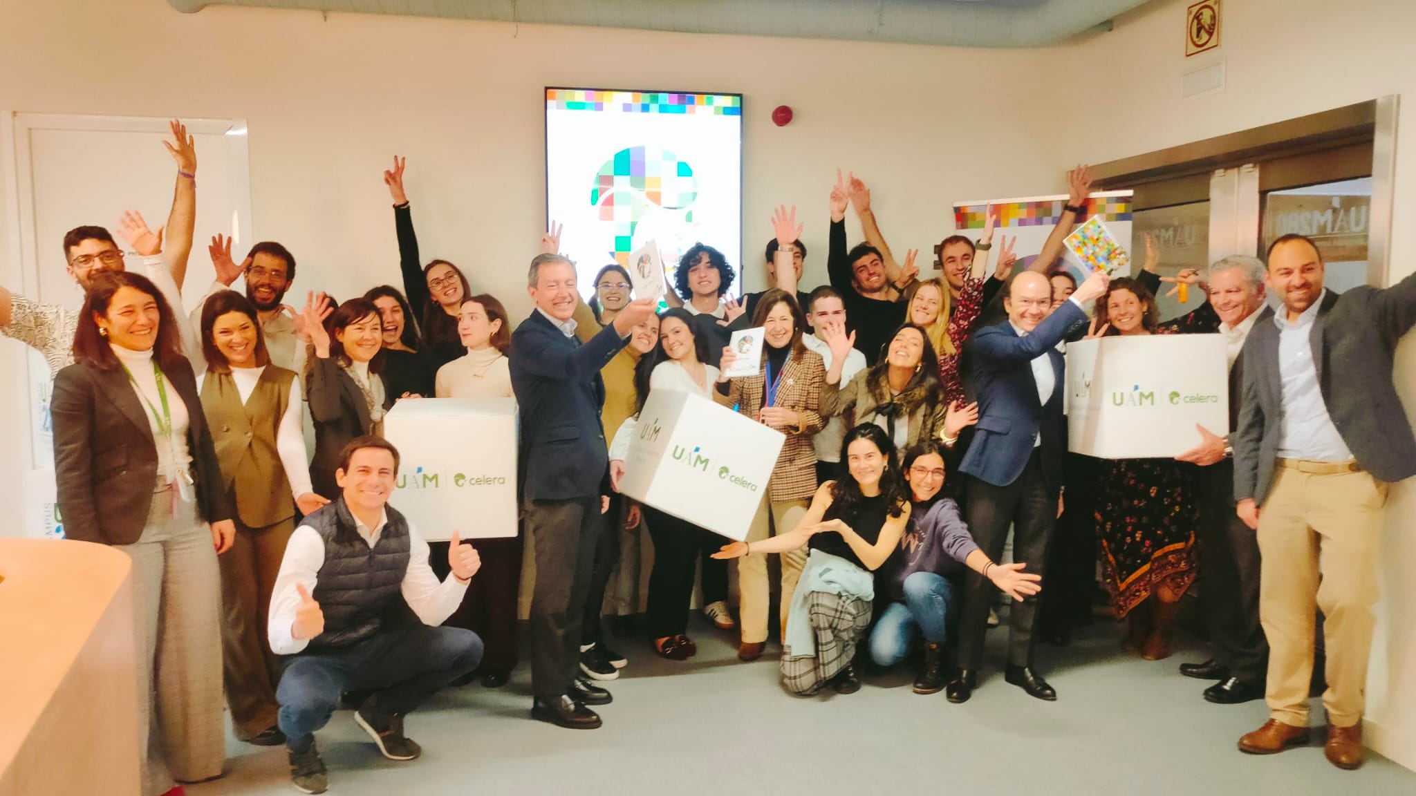 Foto de familia de los profesores y estudiantes, durante la visita institucional de la rectora Amaya Mendikoetxea y el presidente del Consejo Social, Eduardo Sicilia. / Consejo Social UAM