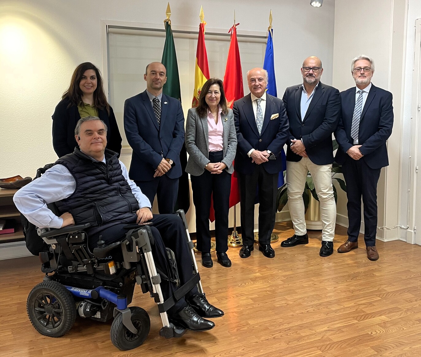 De izquierda a derecha: Jesús Hernández, director de Accesibilidad e Innovación de la Fundación ONCE; María de la Iglesia Mata, de la secretaría de la Fundación AON; Miguel Manso, vicerrector de Campus e Infraestructuras; la rectora Amaya Mendikoetxea; Pedro Tomey, director general de Fundación Aon España; Ernesto Fernández-Bofill González, gerente; y Ricardo Nieto Muñoz, director del CMU Juan Luis Vives. / CMLV